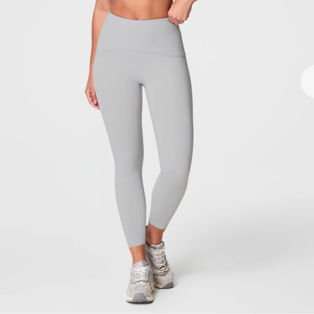 SPANX 7/8 Booty Boost Leggings.  Size large. NWT